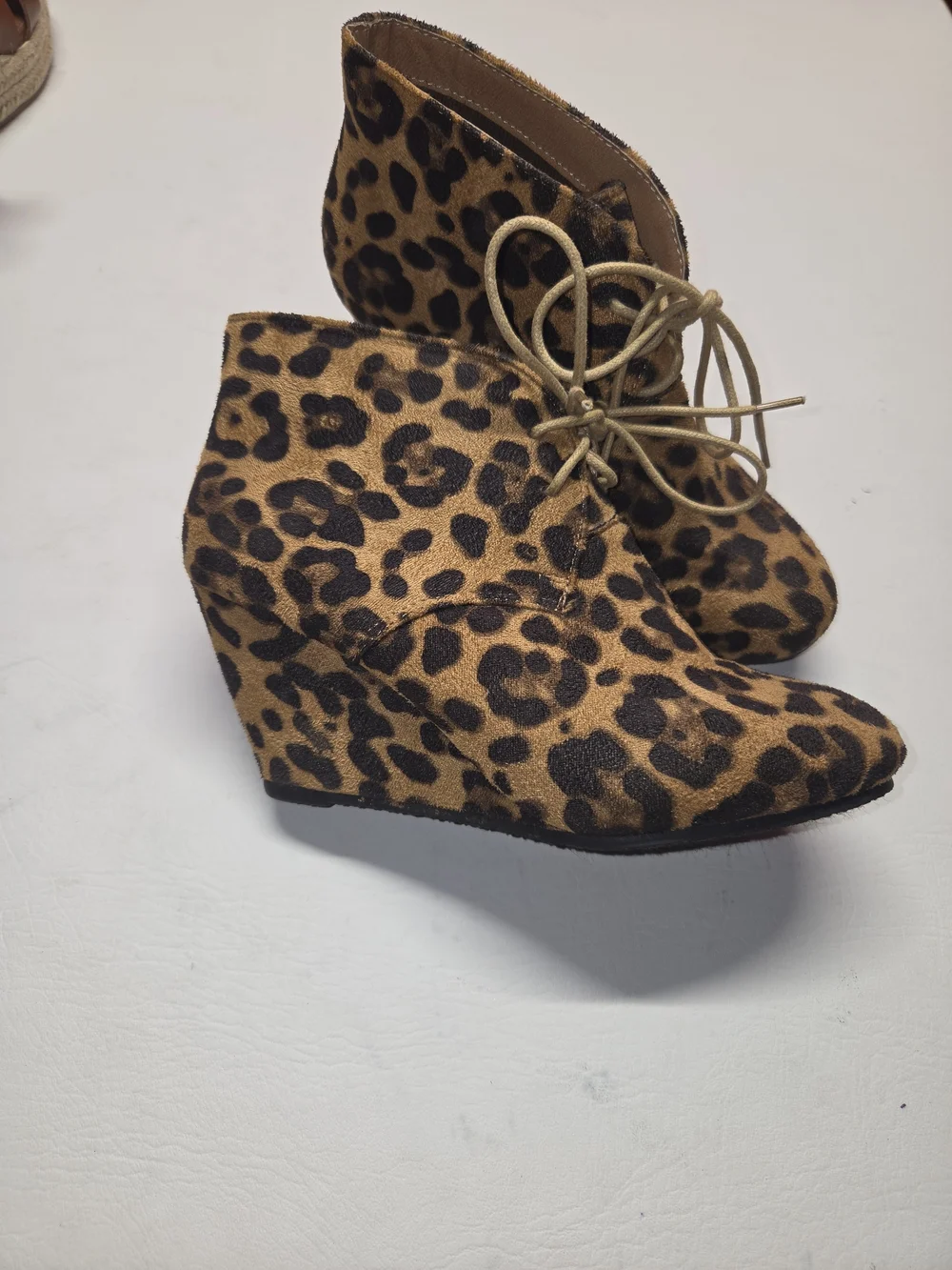 Bella Marie Leopard print booties 8.5
